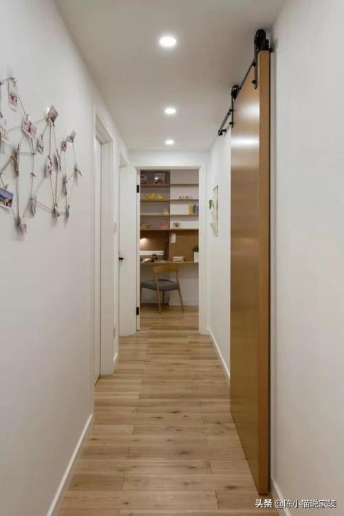 A 4 sq.m storage room is converted into an office, and a 94 sq.m one-room apartment is converted into a three-room apartment. The log style is warm and comfortable.

