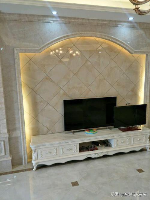 The decoration of a new house costs 360,000 packs to send a small one, not only is TV wall made of marble, but tile of whole house is too worth it.

