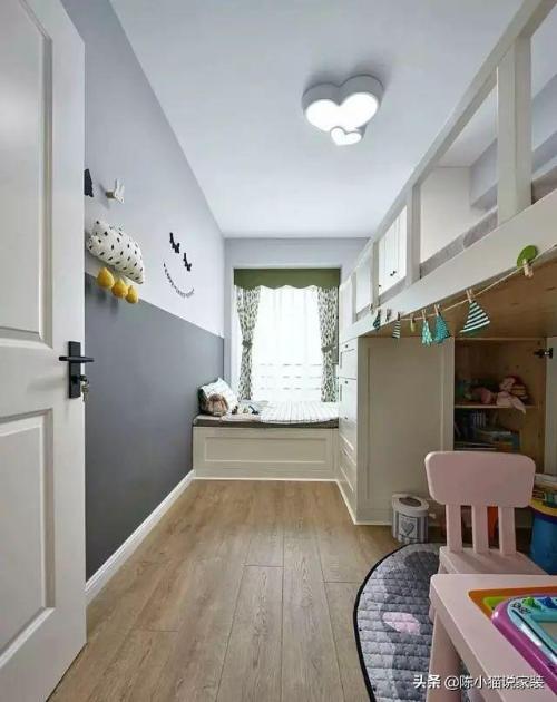 Neighbors live in a four-room Scandinavian-style room of 138 sq.m. The design of children's room in double room is amazing, a must for families with two children.
