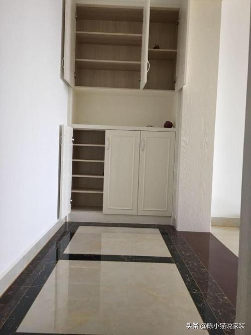 Careful finishing of a small three-room apartment with an area of ​​95 sq.m was completed in 2 months. After Spring Festival, she is waiting for the furniture to move.
