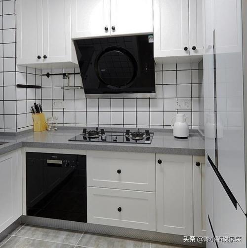87㎡Fresh Scandinavian style, white and gray create a feeling of luxury, the aisle is full of cabinets that turn into a walk-in closet.
