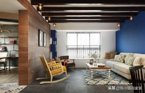 The 128-meter old apartment was converted into an American-inspired industrial style, and girlfriends couldn't find TV when they walked in door.
