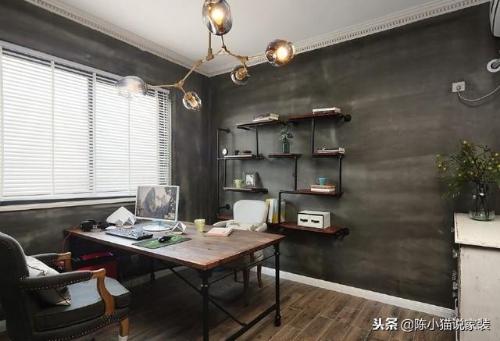 The 128-meter old apartment was converted into an American-inspired industrial style, and girlfriends couldn't find TV when they walked in door.
