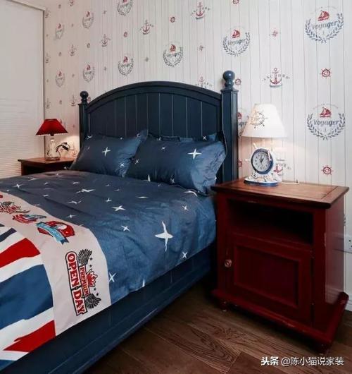 Simple and beautiful style of 86 m2, complemented by soft decor, red and blue color scheme of master bedroom is retro and modern.
