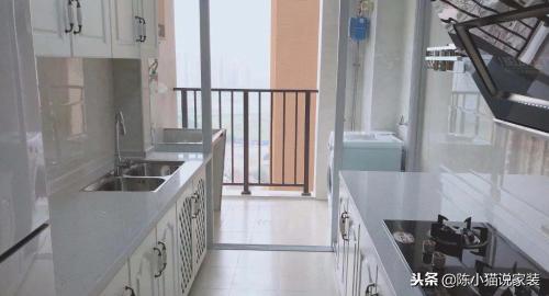 The simple one-bedroom apartment of 83 m2 also has a light luxurious style, kitchen balcony has been turned into a laundry room, and neighbors are jealous of it.
