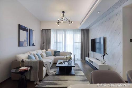 A three-room apartment of 110㎡ is bought for two little princesses, and TV wall is only covered with marble wallpaper, which is also atmospheric.

