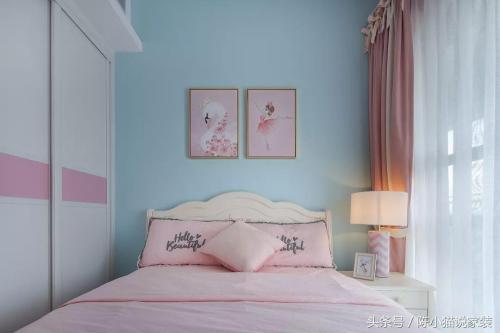 A three-room apartment of 110㎡ is bought for two little princesses, and TV wall is only covered with marble wallpaper, which is also atmospheric.
