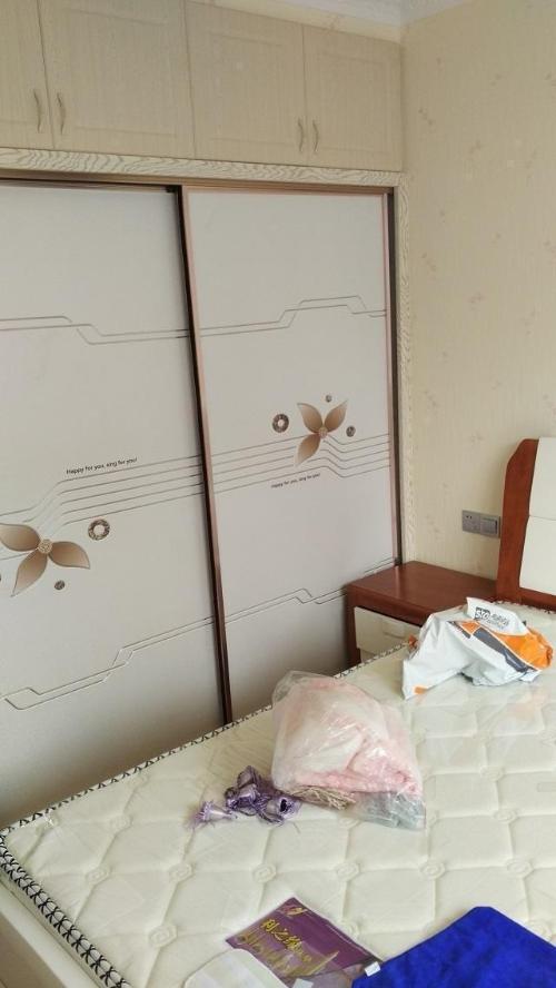 After spending 150,000 yuan to decorate a new house, my husband has a high vision, saying that whole decoration is just a TV wall that he likes.
