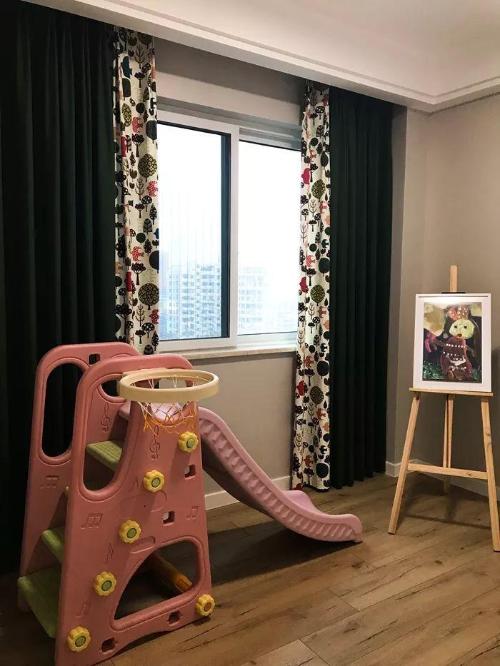 There is a swing set on balcony of living room, and slides are installed in nursery. The decoration is all for baby hot mommy, so cute!
