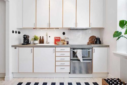 The simple design of a mini-apartment of 40 square meters. m is also stylish, and bed is hidden in a wall closet!
