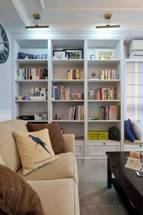 In addition to two bedrooms, the 78㎡ house has a balcony for relaxing and a whole wall of books, which makes it more comfortable.
