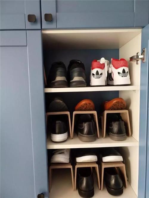 Show off your new 150 m² home you just moved into. Shoe cabinet design doubles storage space.
