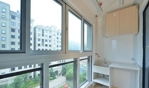 The renovation of new 143-square-meter house cost 120,000 yuan. They say living room is too empty. What do you think?
