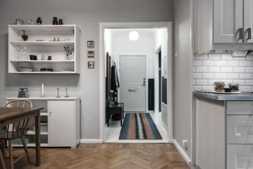 56 square meters, one bedroom and one living room set up this way and visual space doubles in an instant!
