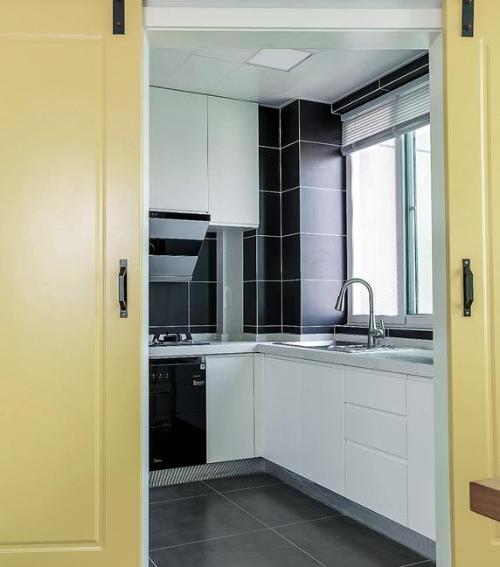 A two-room apartment of 84 sq.m becomes a three-room apartment, and barn door is very fashionable in kitchen!
