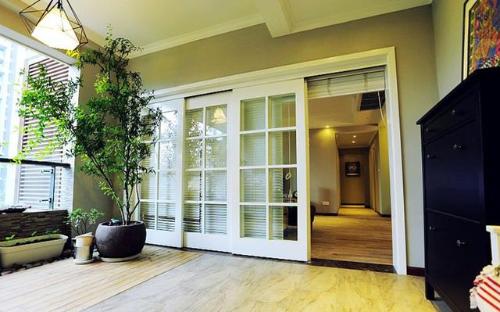 The construction of 128㎡ new house is completed, and it would be wise to turn glass door partition into a home garden.
