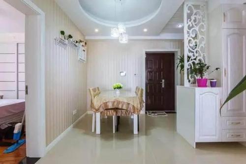 The wallpaper for whole house of new house is very beautiful, but cabinets are only regret!
