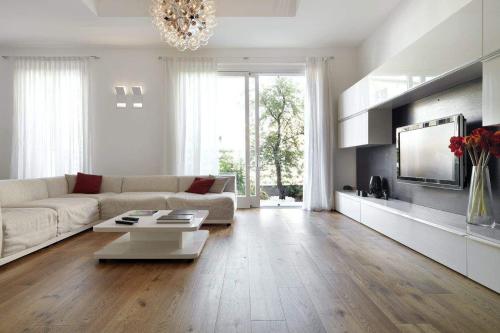 Why does a wooden floor swell? It can play a preventive role!
