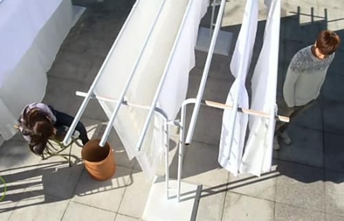 Doing this to dry clothes in a small apartment and on a small balcony is not a problem!
