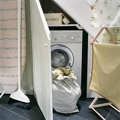 No place for laundry in a small apartment? A washing machine is placed here, which saves space!
